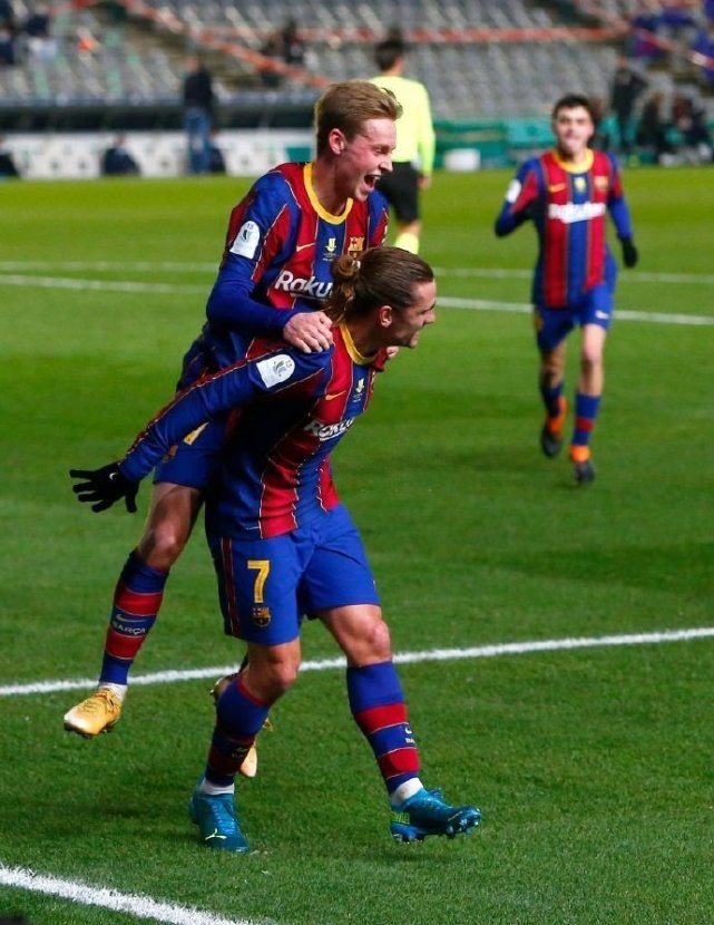 C罗在沙特联赛首秀中上演绝杀，以一记精彩倒钩射门击败对手，助力利雅得胜利领跑积分榜。