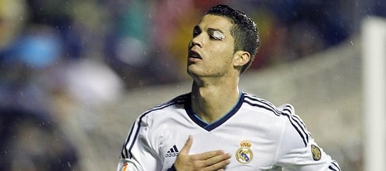 中场核心连续突破防守制造机会