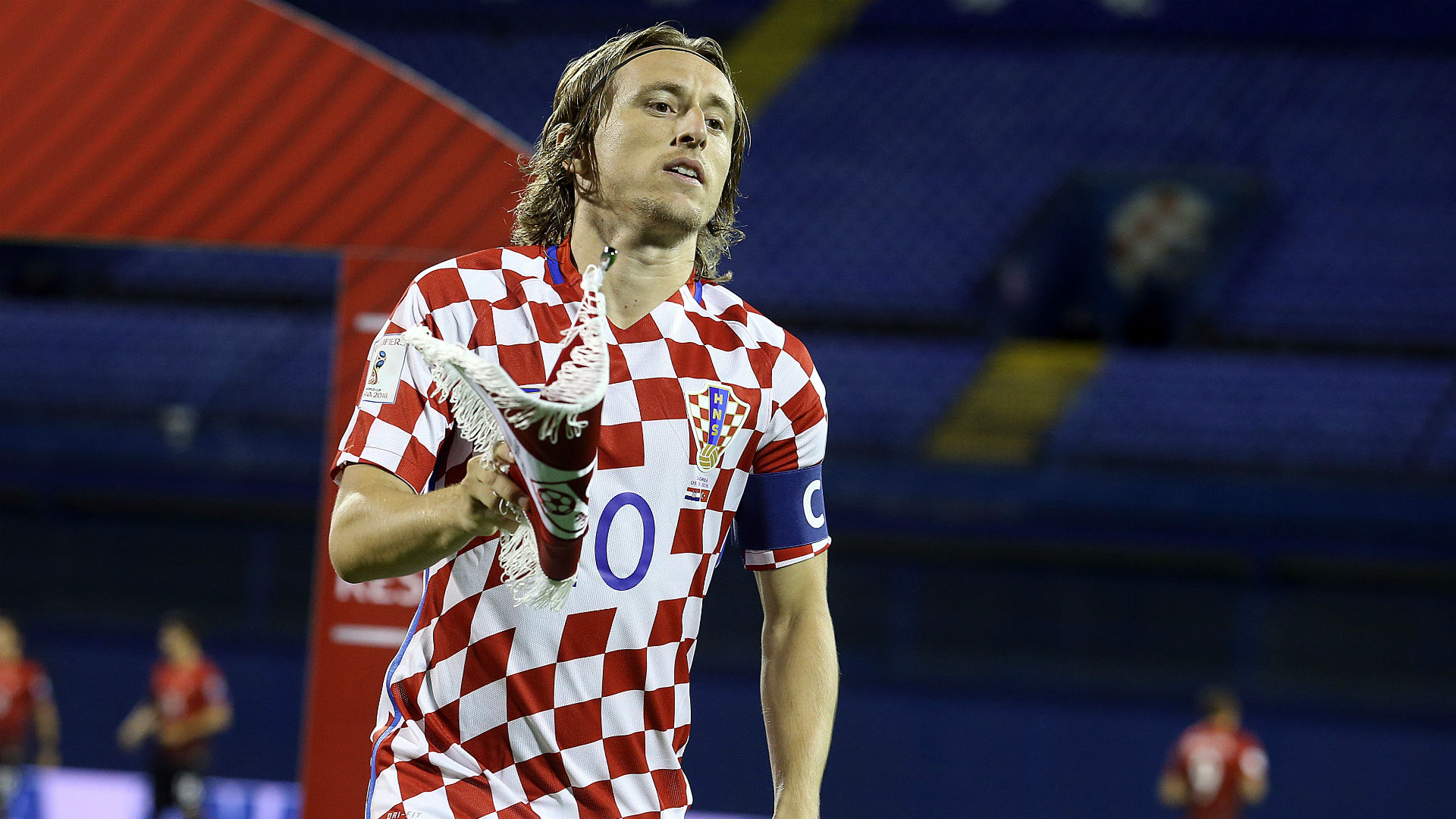 记者：阿芳和伊藤洋辉预计12月复出，穆西亚拉则需要更长时间